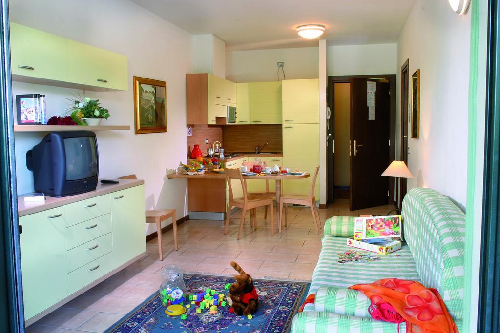 דסנזאנו דל גארדה Residence Spiaggia D'Oro מראה חיצוני תמונה
