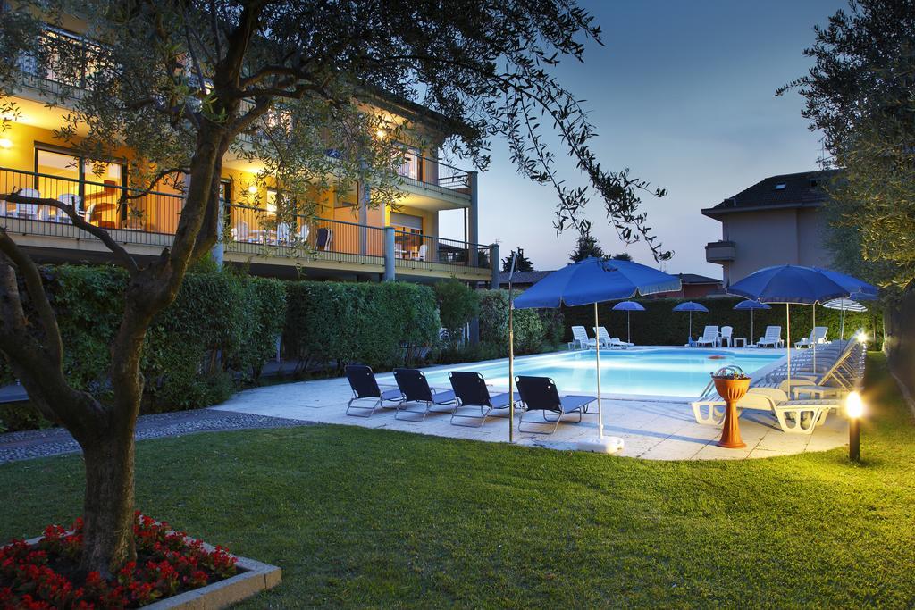 דסנזאנו דל גארדה Residence Spiaggia D'Oro מראה חיצוני תמונה