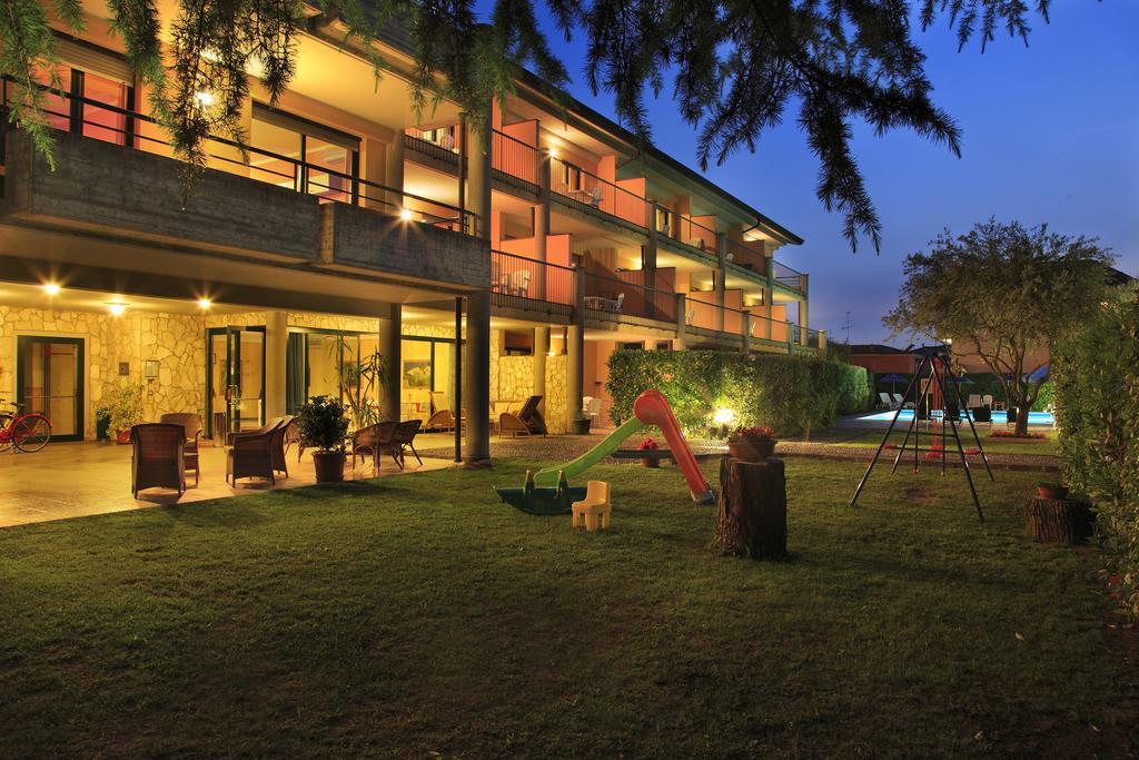 דסנזאנו דל גארדה Residence Spiaggia D'Oro מראה חיצוני תמונה