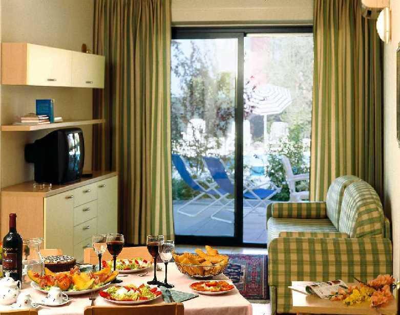 דסנזאנו דל גארדה Residence Spiaggia D'Oro מראה חיצוני תמונה