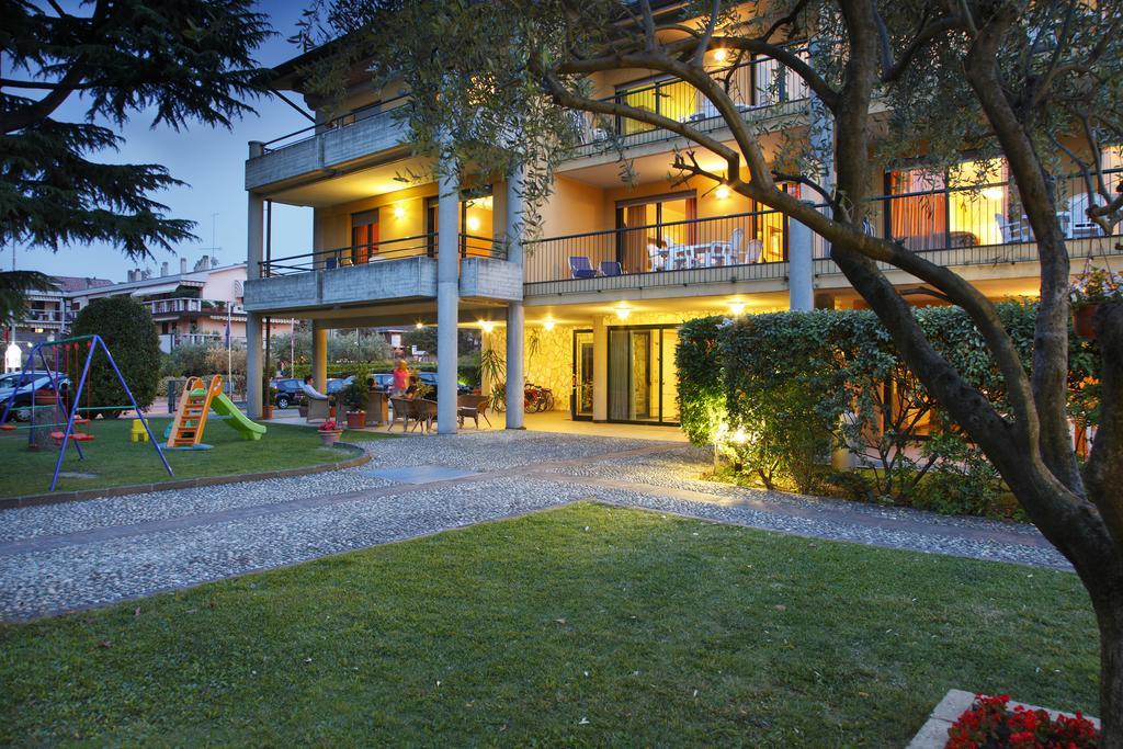 דסנזאנו דל גארדה Residence Spiaggia D'Oro מראה חיצוני תמונה