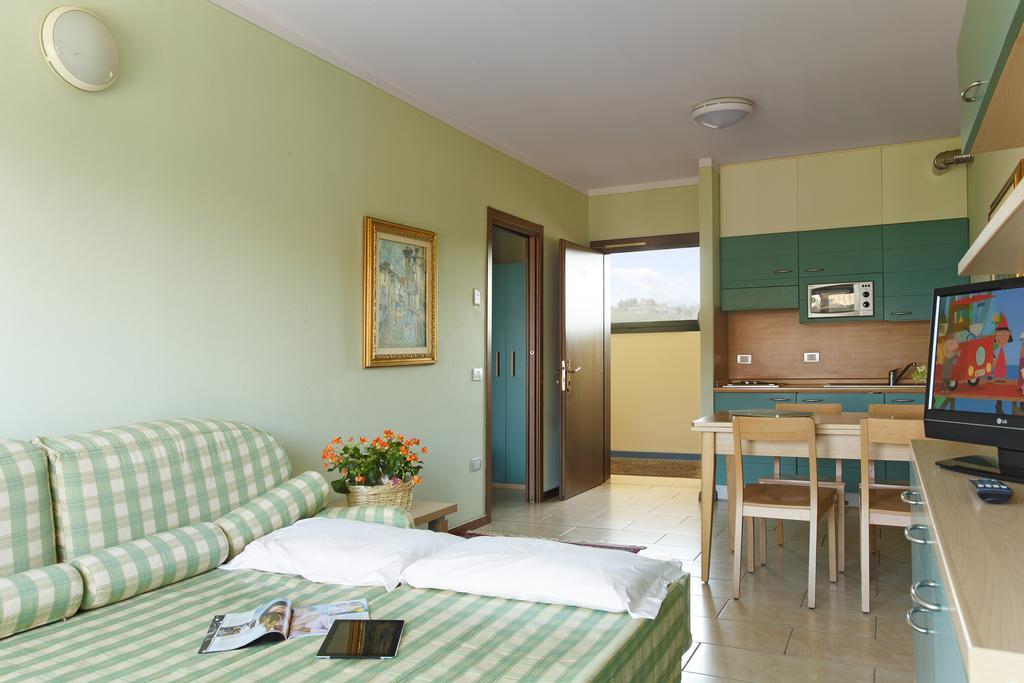 דסנזאנו דל גארדה Residence Spiaggia D'Oro מראה חיצוני תמונה