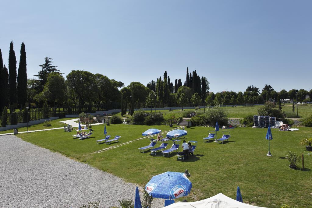 דסנזאנו דל גארדה Residence Spiaggia D'Oro מראה חיצוני תמונה